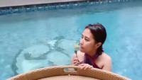 Terkenal dengan fasilitas rumahnya yang mewah, Prilly punya cara unik bersantai di kolam renangnya. Ia menyantap floating breakfast di rumahnya sendiri. Foto: Instagram/prillylatuconsina96