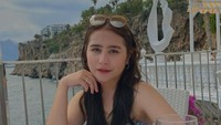 Ketika sarapan, dirinya juga tak melewatkan pemandangan Turki yang indah. Ia menyantap sarapannya di balkon yang menghadap ke tebing dan laut. Foto: Instagram/prillylatuconsina96