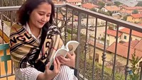 Ketika pergi berlibur, ia menyempatkan untuk membaca buku dan menikmati minuman hangat. Pemandangan yang indah menjadi teman bersantainya sambil menyeruput kopi. Foto: Instagram/prillylatuconsina96