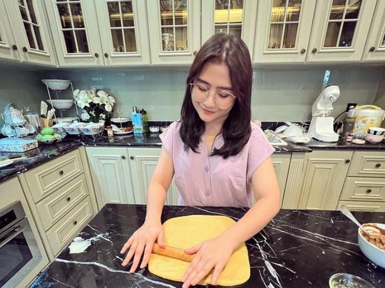 Prilly Latuconsina Hobi Masak di Dapur Rumah yang Keren