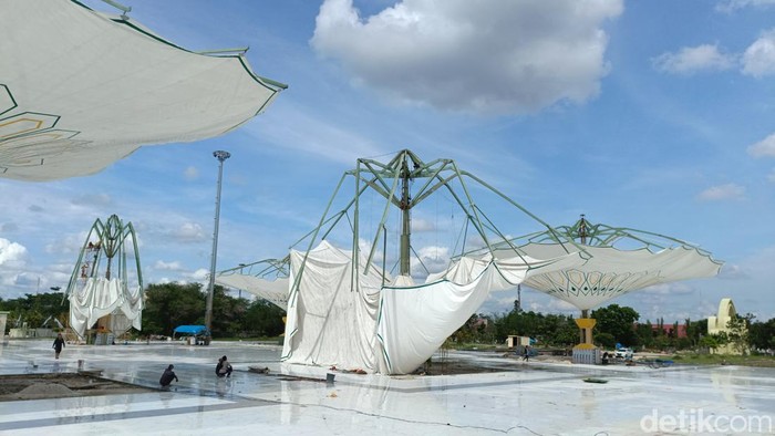 Proyek payung elektrik Masjid Raya An-Nur Pekanbaru sejatinya harus tuntas 28 Maret 2023 setelah kontraknya diperpanjang dua kali. Sayangnya, payung kembali rusak akibat hujan deras.