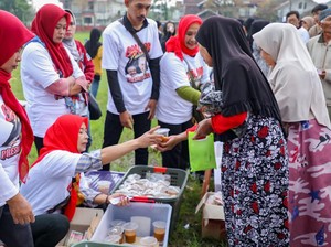 Relawan Ganjar Garut Gelar Bazar Sembako Murah-Berbagi Takjil di Jalan