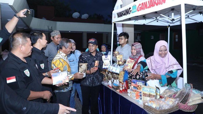 Buruh Pendukung Ganjar Pasarkan Produk UMKM Cirebon di Warung Ganjaran