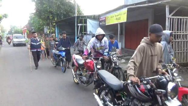 Sejumlah anak gerombolan motor knalpot brong ditangkap polisi setelah terjebak di jalan desa yang ditutup warga.