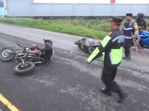 Warga Jombang Tutup Jalan Desa gegara Terganggu Knalpot Brong Anak Motor