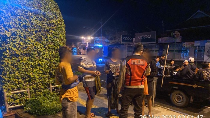 Sejumlah pelajar di Ponorogo ketahuan hendak perang sarung di Alun-alun.