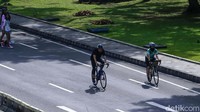 Mereka bersepeda, lari atau jalan santai.