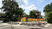 Pada pintu masuk taman tersebut bertuliskan bahwa tempat terbuka hijau itu ditutup sementara karena para ahli waris merasa tak pernah menjual tanah tersebut untuk dijadikan taman.