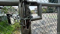 Pintu masuk tama juga digembok.