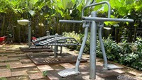 Taman ini dilengkapi sejumlah fasilitas termasuk fasilitas olah raga.