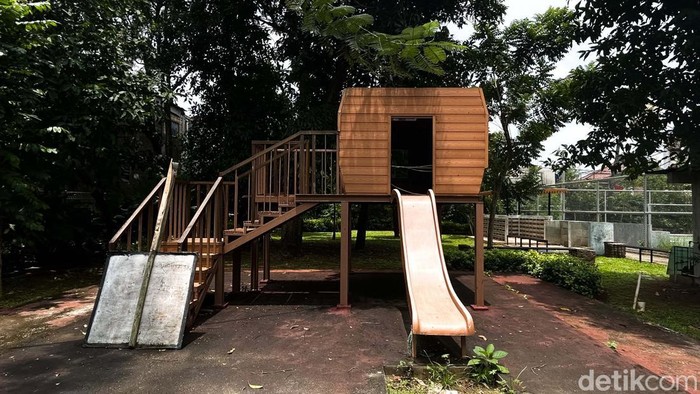 Sengketa Lahan, Taman Gantara Ditutup dan Digembok Taman Gantara di Jalan Haji Raya, Radio Dalam, Jakarta Selatan, ditutup. Penutupan dilakukan oleh warga karena adanya sengketa lahan.