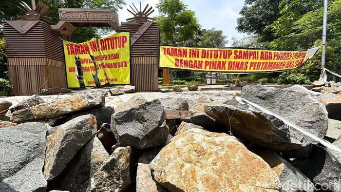 Taman Gantara di Jalan Haji Raya, Radio Dalam, Jakarta Selatan, ditutup. Penutupan dilakukan oleh warga karena adanya sengketa lahan.