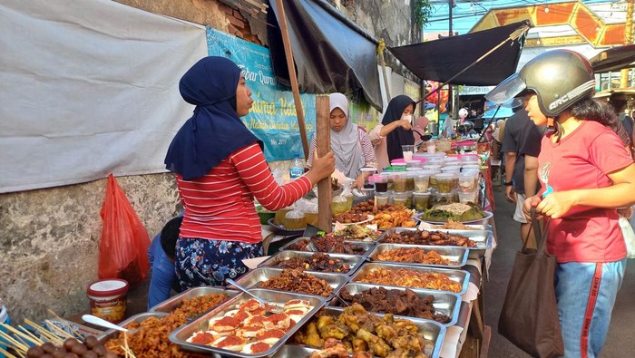 Suasana pasar kaget di Jalan Jeruk, Kelurahan Kampung Anyar, Kecamatan/Kabupaten Buleleng, Bali, Minggu (26/3/2023).