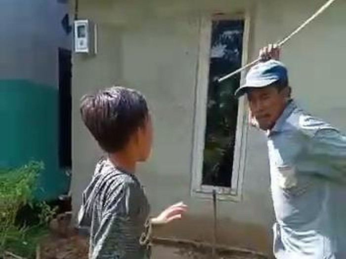 Tangkapan layar momen kakek di Pringsewu pukuli bocah pakai batang lengkuas