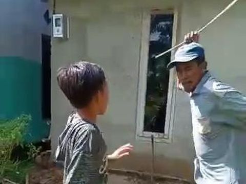 Tangkapan layar momen kakek di Pringsewu pukuli bocah pakai batang lengkuas