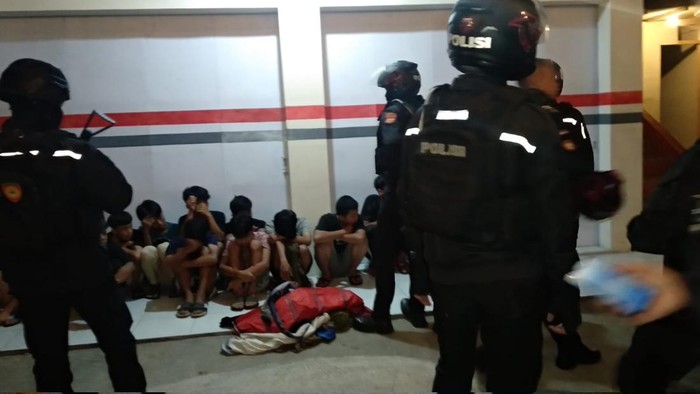 Tim Galunggung saat mengamankan remaja tanggung yang hendak perang sarung