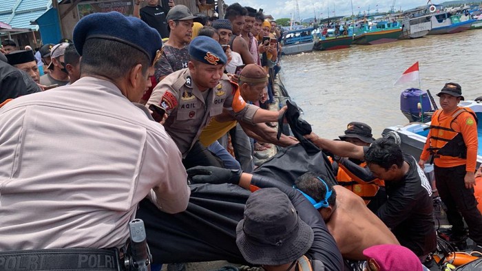 Tim SAR gabungan mengevakuasi korban tenggelam di Sinjai, Sulsel.