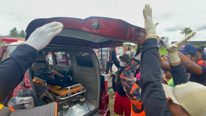 Tim SAR saat mengevakuasi jasad bocah tenggelam di Sungai Mahakam.