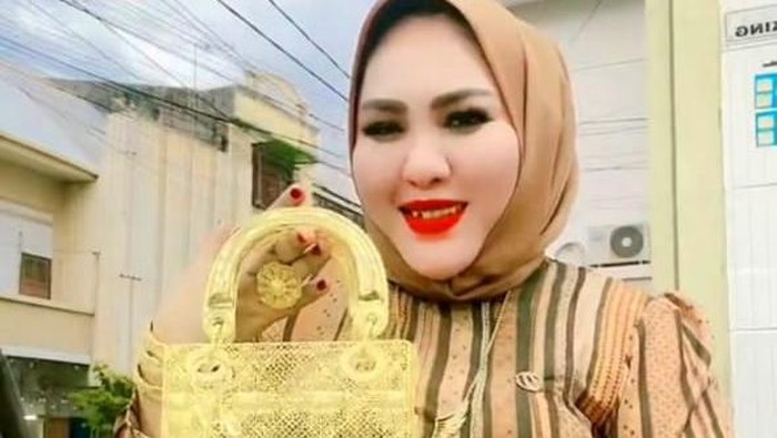 Viral wanita di Makassar membeli tas emas replika Dior.