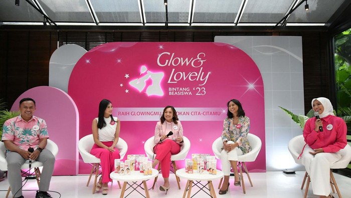 Program 'Glow & Lovely Bintang Beasiswa' kembali digelar. Program beasiswa ini ditujukan khusus untuk kaum perempuan Indonesia yang memiliki kendala finansial.