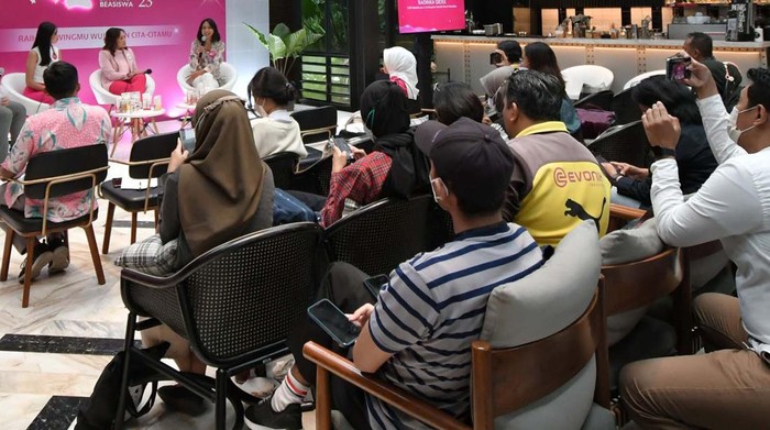 Wow! Ada Program Beasiswa Nih Untuk Pelajar Wanita Program 'Glow & Lovely Bintang Beasiswa' kembali digelar. Program beasiswa ini ditujukan khusus untuk kaum perempuan Indonesia yang memiliki kendala finansial.