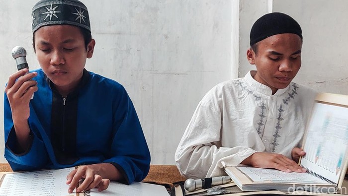 Senyum Tuna Netra di Cimahi Dapat Hadiah Al-Quran Braille Digital