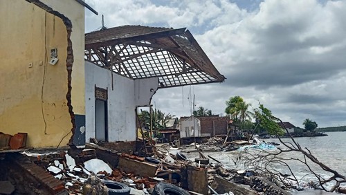 Abrasi yang terjadi di wilayah pesisir Pantai Pebuahan, Desa Banyubiru, Kecamatan Negara, Kabupaten Jembrana, Bali, Minggu (25/3/2023).