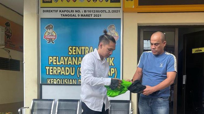 Adji (baju putih), pelaku pembacokan wartawan di Jambi menyerahkan diri (Foto:  Istimewa).