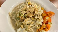 Soal kuah, detikfood menyukai rasa bumbu rempahnya yang kuat, namun tercecap pas. Teksturnya juga kental dan wangi mirip kaldu ayam yang menggugah selera.