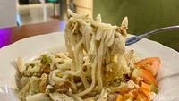 Tekstur mie-nya agak lebar dan pipih dengan warna putih pucat. Mie godog dimasak dengan tingkat kematangan pas sehingga teksturnya kenyal.