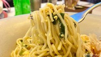 Di antara mie terlihat ada orak-arik telur dan sawi hijau. Mie-nya sendiri memiliki tekstur agak tipis dan bertekstur amat lembut hingga mudah diseruput.