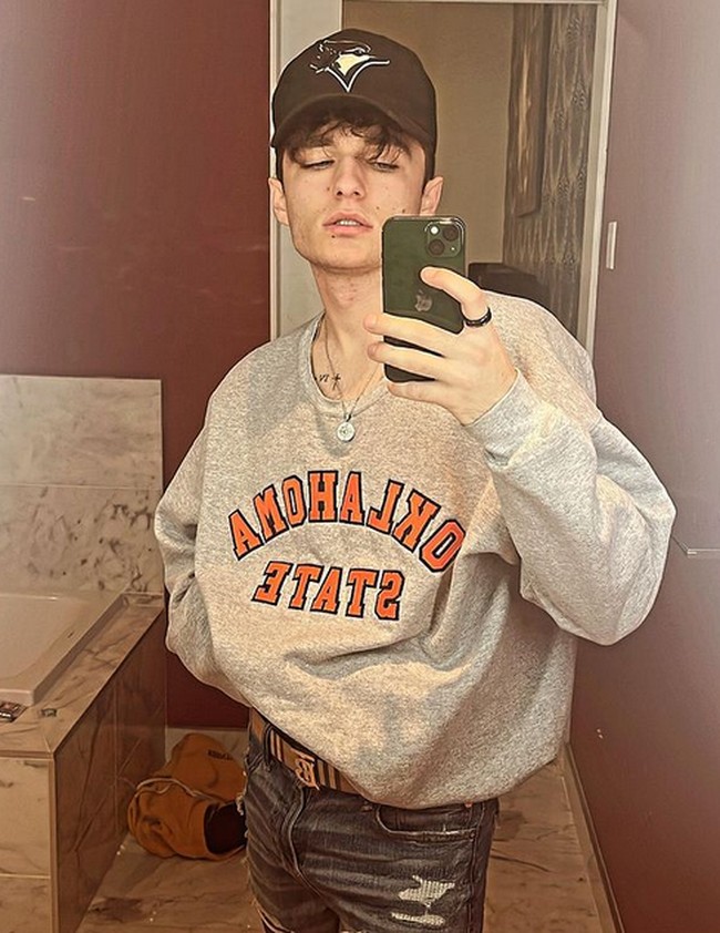 Mereka (penculik) menahannya selama kurang lebih tiga hari, ia dibawa berkeliling Ontario, memukulinya menyiksanya. Ia hanya diizinkan melakukan panggilan telepon khusus ke orang-orang tertentu saja. Saya bukan salah satu orang yang diizinkan dihubunginya, ungkap ayah Aiden, seperti dikutip dari Daily Mail. Foto: dok. Instagram/@aiden.ptrs