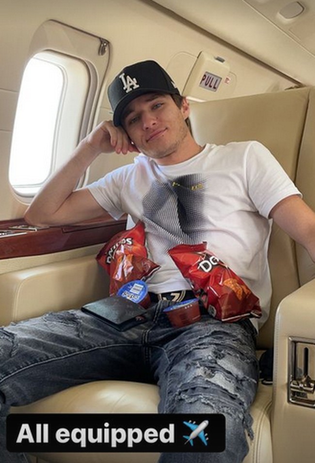 Pamer liburan dengan jet pribadi pun diunggah di Instagramnya. Foto: dok. Instagram/ @aiden.ptrs