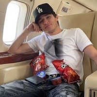 Pamer liburan dengan jet pribadi pun diunggah di Instagramnya. Foto: dok. Instagram/ @aiden.ptrs