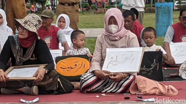 Aksi membuat batik colet dengan motif Asmaul Husna di Demak, Senin (27/3/2023).