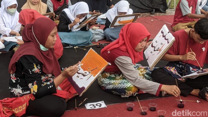 Aksi membuat batik colet dengan motif Asmaul Husna di Demak, Senin (27/3/2023).