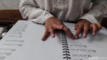 Semringah Tuna Netra di Cimahi Dapat Hadiah Al-Quran Digital Braille