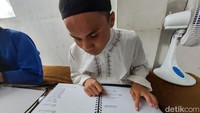 250 penyandang tuna netra di Cimahi dapat hadiah istimewa berupa Al-Quran digital braille
