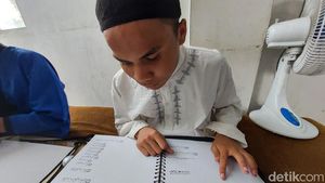 Semringah Tuna Netra di Cimahi Dapat Hadiah Al-Quran Digital Braille