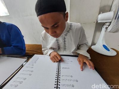 Semringah Tuna Netra di Cimahi Dapat Hadiah Al-Quran Digital Braille