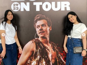 Gaya Annisa Pohan Nonton Konser Bareng Sang Putri, Pakai Tas Mini Rp 19 Juta