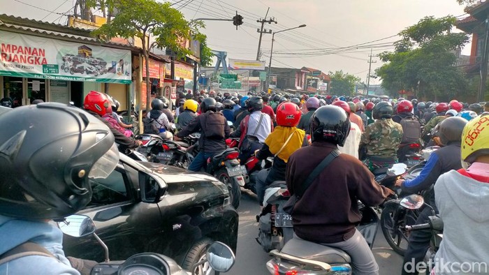 Arus menuju Jembatan Ngelom Sepanjang macet parah