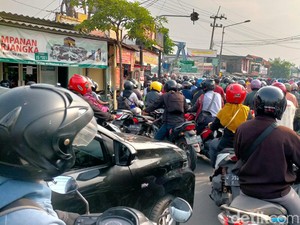 Hari Pertama Kerja Arus Lalin di 2 Jembatan Ngelom Macet Parah, Polisi ke Mana?