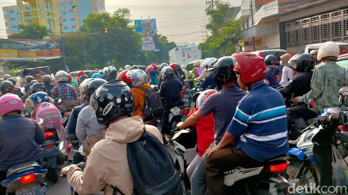 Arus menuju Jembatan Ngelom Sepanjang macet parah