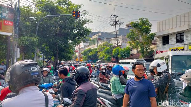 Arus menuju Jembatan Ngelom Sepanjang macet parah