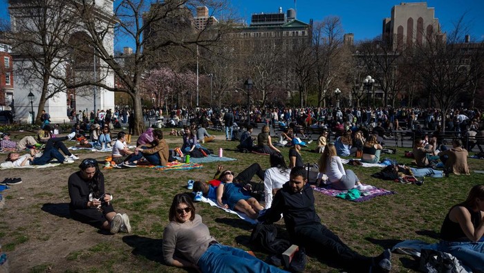 Asyiknya Warga AS Santai di Taman Nikmati Cuaca Musim Semi NEW YORK, NEW YORK - MARCH 26: People gather in Washington Square Park as temperatures reach above 60 degrees during the first weekend of spring on March 26, 2023 in New York City. In addition to unseasonably warm temperatures for March, the city is on pace for the least amount of fall-spring snowfall on record in more than 150 years, with only 2.3 inches measured in Central Park. (Photo by Alexi Rosenfeld/Getty Images)