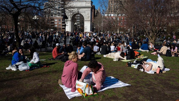 NEW YORK, NEW YORK - MARCH 26: People gather in Washington Square Park as temperatures reach above 60 degrees during the first weekend of spring on March 26, 2023 in New York City. In addition to unseasonably warm temperatures for March, the city is on pace for the least amount of fall-spring snowfall on record in more than 150 years, with only 2.3 inches measured in Central Park.  (Photo by Alexi Rosenfeld/Getty Images)