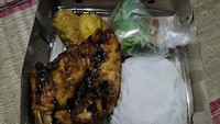 Ayam Bakar Riri di Pondok Gede tak kalah menjadi favorit karena teksturnya yang empuk dan juicy meskipun bagian dada sekalipun. Pemberian bumbu kecapnya yang royal juga menambah kelezatan. Foto: Google Review Ayam Bakar Riri
