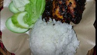 Ayam Bakar Mas Ujang terkenal dengan pemberian bumbu yang royal. Ayamnya yang empuk ini dibanderol mulai dari Rp 16.000. Tersedia tahu tempe sebagai pelengkap. Foto: Google Reiew Ayam Bakar Mas Ujang
