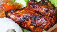 Yang legendaris ada Ayam Bakar Mas Mono yang sudah berdiri sejak puluhan tahun. Keautentikan rasa ayam bakarnya selalu jadi favorit banyak orang. Harganya Rp 20.000-an. Foto: Instagram @outletmasmono